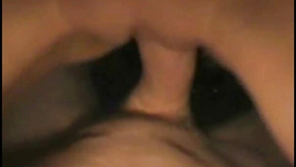Разбојната црн кур јавачка со голем задник ја отвора устата за да ја наполни со сперма