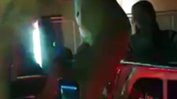 Тешко навлегување на голем петел во нејзината влажна и затегната пичка
