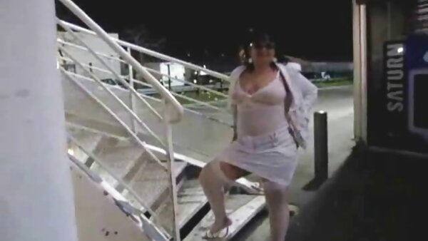 Симпатична руса коса тинејџерка ѝ ги наебала двете дупки пријател на креветот