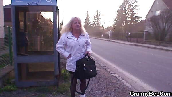 Похотливата и облина русокоса MILF дува огромен кур и ебе мисионерска