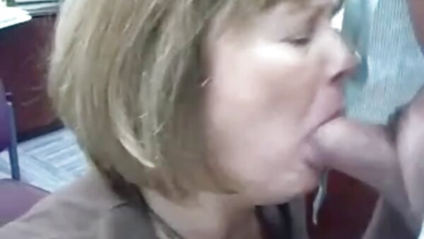Два дебели големи газови MILF се ебат б две столпчиња кучешки стил